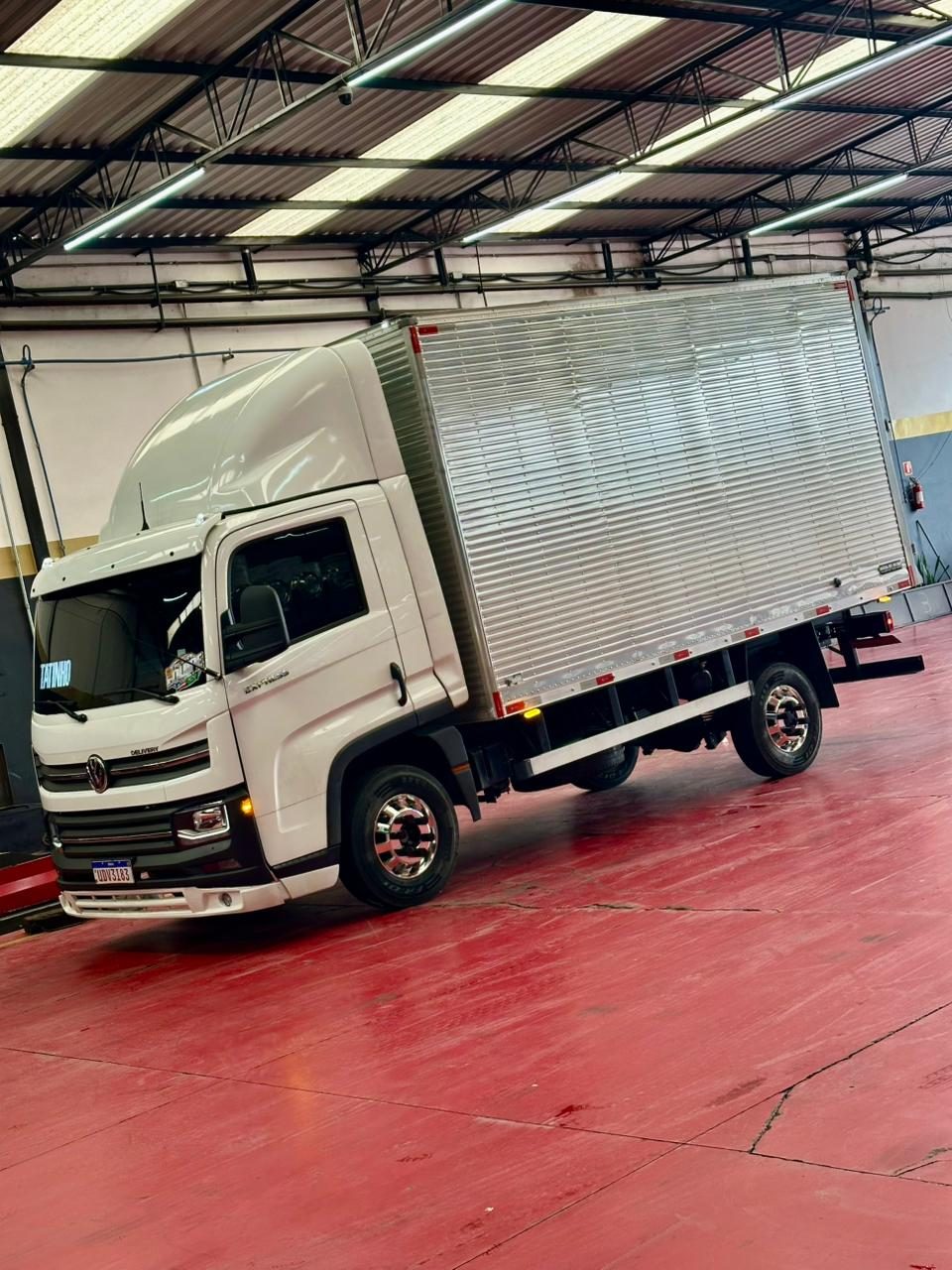 Caminhão baú em ambiente interno